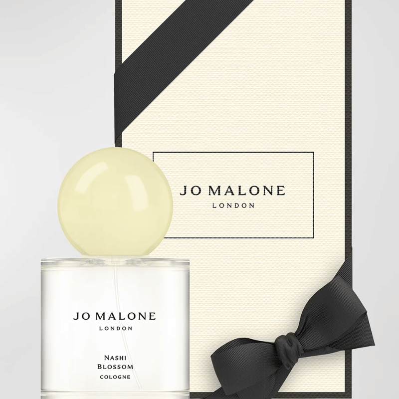 Jo Malone Nashi Blossom Cologne là một bản giao hưởng tinh tế của sự tươi mát và dịu dàng, lấy cảm hứng từ vẻ đẹp mong manh của những bông hoa lê nở rộ